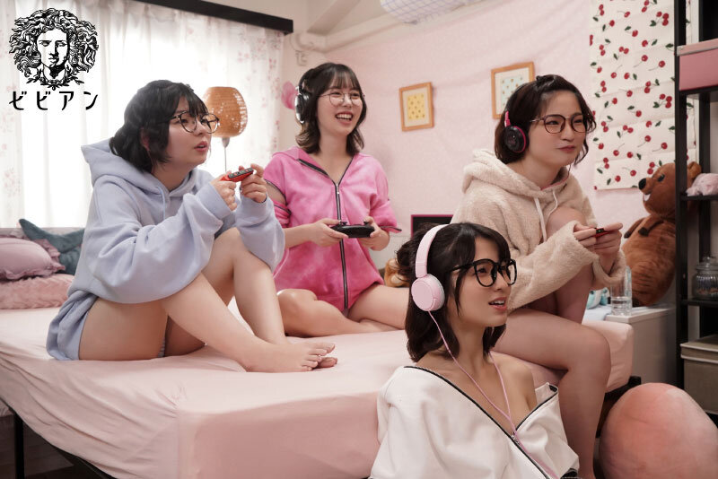 オタク女子会レズビアン SEXの快感にハマったゲーマー女子が無課金でイキまくり絶頂コンティニュー超乱交! 倉本すみれ 百瀬あすか 市井結夏 姫野らん