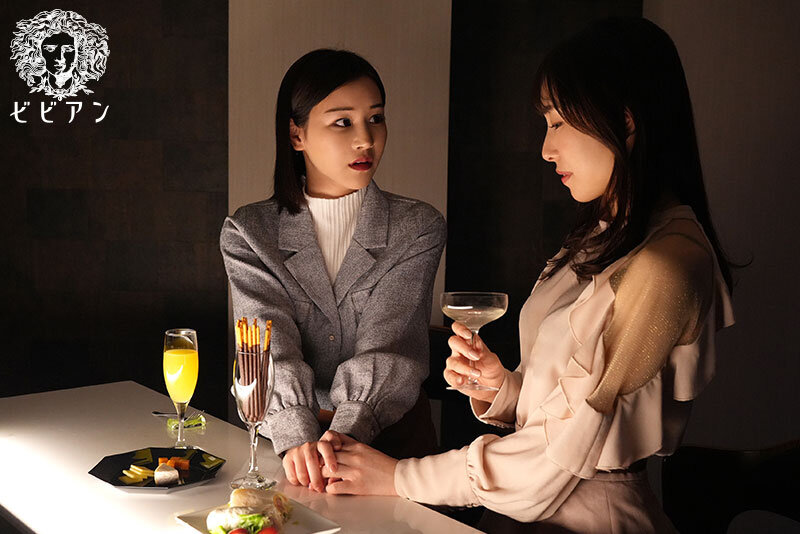 飛行機事故を乗り越えて... 恋人を失いトラウマ禁欲で敏感になったカラダを貪り合い、過去を忘れるほどに超快楽に溺れていく濃密CAレズビアン 画像1