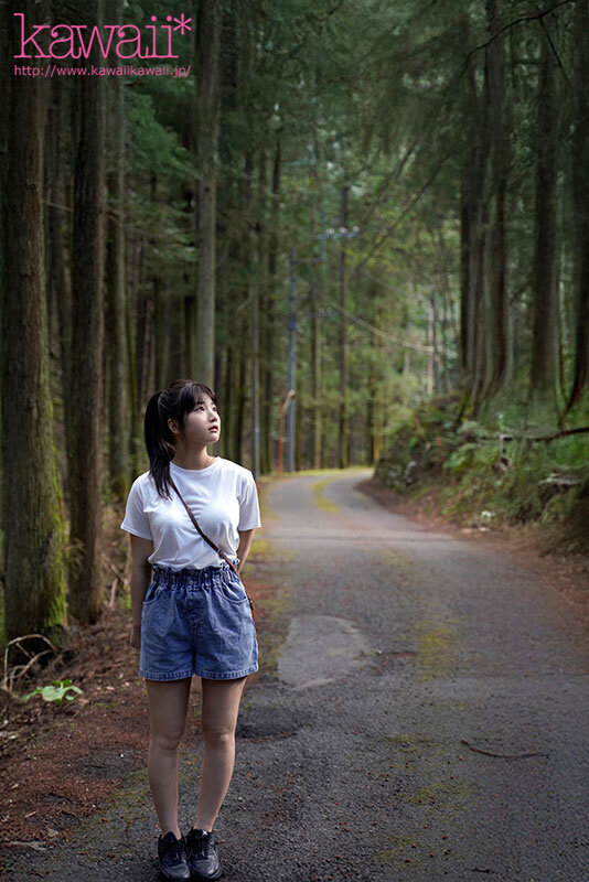 森林の恵みを感じ、豊かな自然に育まれた、汚れなき子は、実は濃厚おじさんとエッチがしたい! 山梨県の過疎地で、お爺ちゃんと2人暮らしの女の子AVデビュー 柊みおり 2枚目