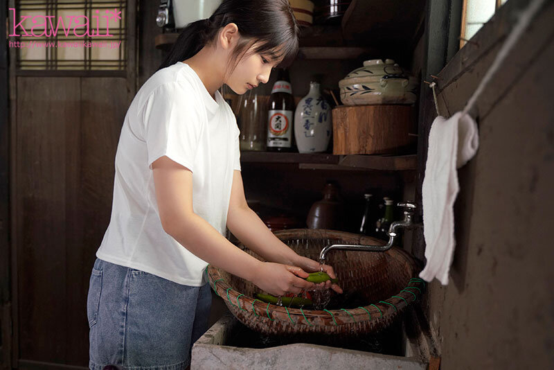 森林の恵みを感じ、豊かな自然に育まれた、汚れなき子は、実は濃厚おじさんとエッチがしたい! 山梨県の過疎地で、お爺ちゃんと2人暮らしの女の子AVデビュー 柊みおり 4枚目