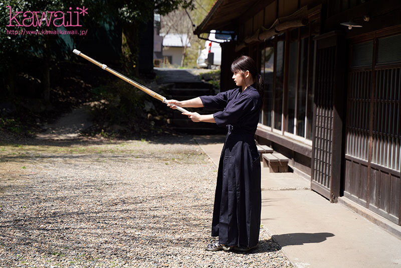 森林の恵みを感じ、豊かな自然に育まれた、汚れなき子は、実は濃厚おじさんとエッチがしたい! 山梨県の過疎地で、お爺ちゃんと2人暮らしの女の子AVデビュー 柊みおり 6枚目