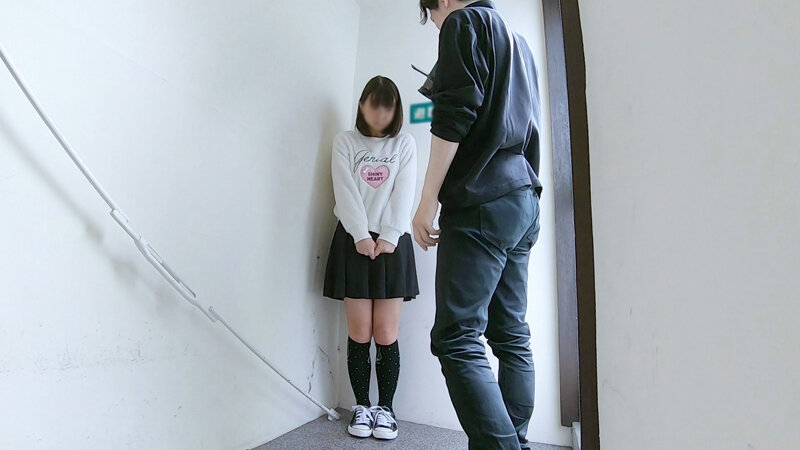 【小さな女の子2体にイタズラ】無邪気な笑顔が曇り不安な顔で警戒する姿に興奮が抑えきれず未熟ワレメに大人の勃起チ●ポを埋め込んでしまいました… 画像8