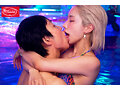 ナイトプール逆NTR「ここでキスして」彼女の大親友ギャルの水着姿に興奮し…ベロキス浮気生ハメ中出ししてしまったボク。 春陽モカ サンプル画像 10