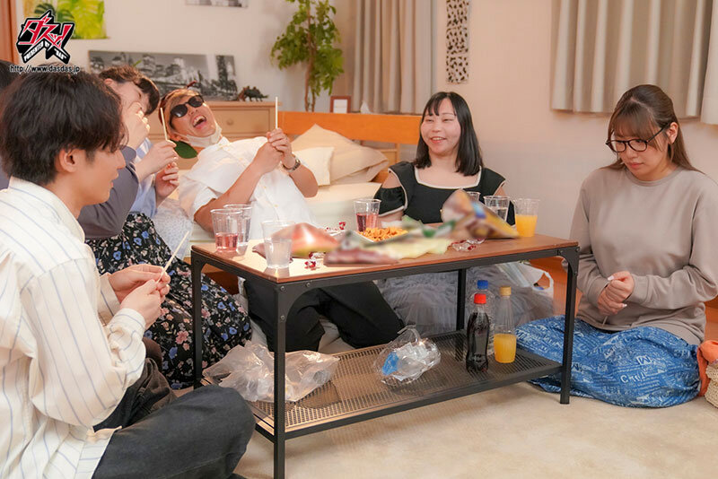 王様ゲームで急接近した隠れ淫乱な地味巨乳と、一泊二日のラブラブ中出しセックス。 七海那美