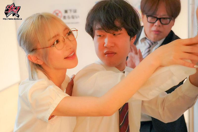 暗示洗脳。生徒とイチャラブSEXしていると思い込んでいるが実はおっさんとヤってる可哀そうな変態女教師。 百永さりな 画像13