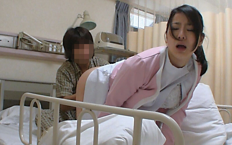 人妻ナースに勃起チ○ポ見せて射精介助を頼むと、どんな結末が…!?4時間 画像12