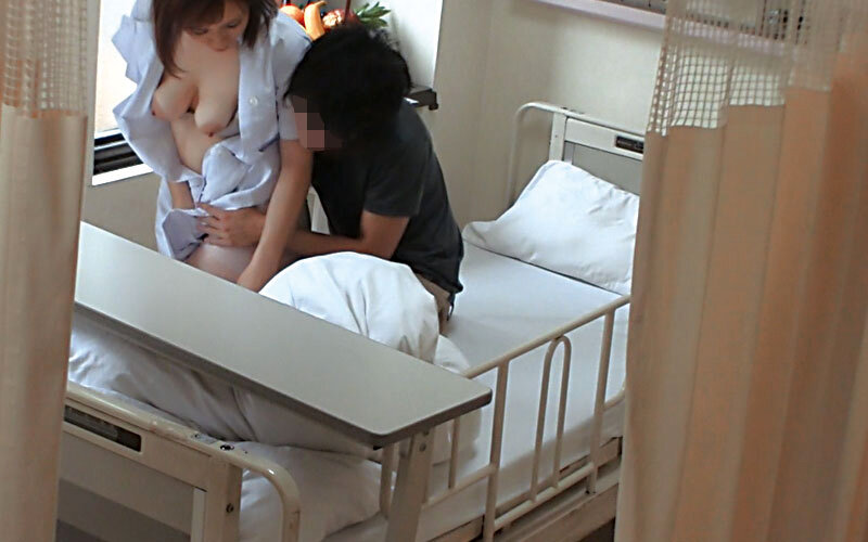 人妻ナースに勃起チ○ポ見せて射精介助を頼むと、どんな結末が…!?4時間 画像3