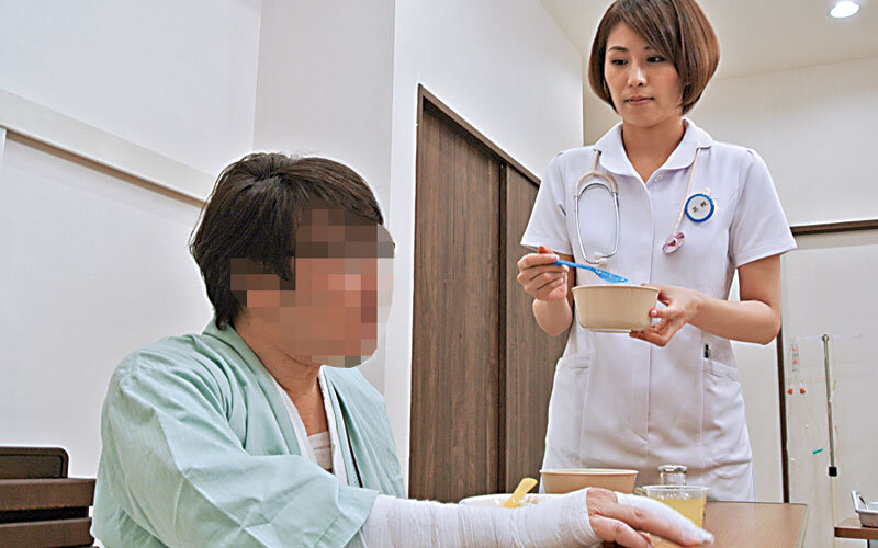 人妻ナースに勃起チ○ポ見せて射精介助を頼むと、どんな結末が…!?4時間 画像5