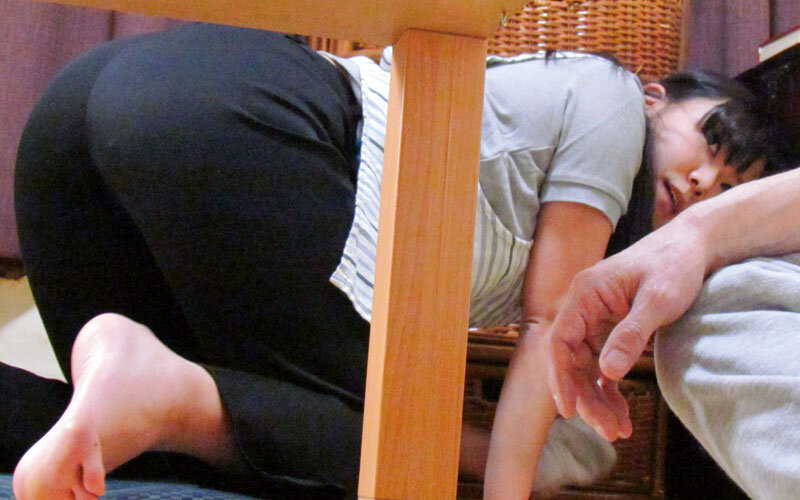 ヘルパーのおばさんに勃起チ○ポ見せて射精介助を頼むと、どんな結末が…!?4時間 15枚目