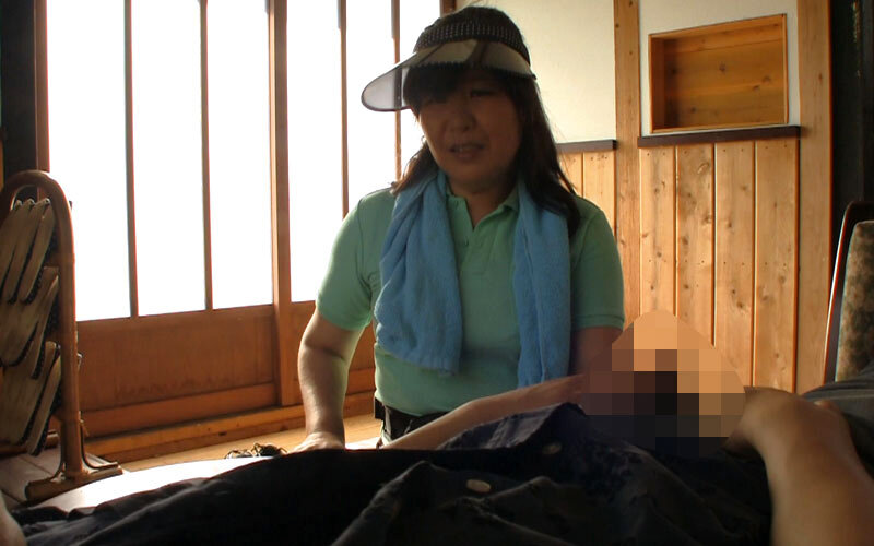玄関先で宅配・集金のおばさんに誘惑されて 唾液手コキ濃厚フェラで抜いてくれた!4時間 2枚目