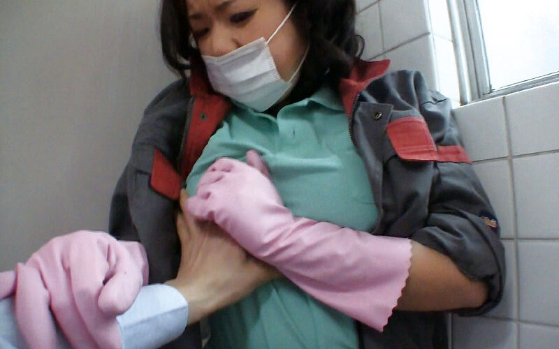 掃除婦のおばさんにわざと勃起したチ●ポを見せて「手コキだけでも…？」とお願いしたら、どんな結末が…！？4時間 画像15