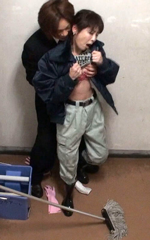 掃除婦のおばさんにわざと勃起したチ●ポを見せて「手コキだけでも…？」とお願いしたら、どんな結末が…！？4時間 画像20