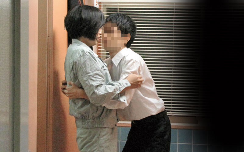 掃除婦のおばさんにわざと勃起したチ●ポを見せて「手コキだけでも…?」とお願いしたら、どんな結末が…!!?4時間 15枚目