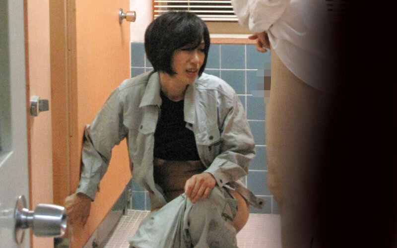 掃除婦のおばさんにわざと勃起したチ●ポを見せて「手コキだけでも…?」とお願いしたら、どんな結末が…!!?4時間 16枚目