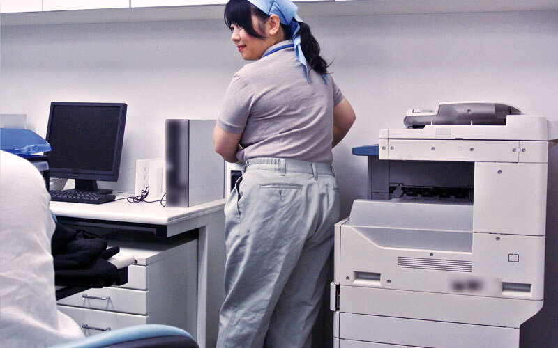 掃除婦のおばさんにわざと勃起したチ●ポを見せて「手コキだけでも…?」とお願いしたら、どんな結末が…!!?4時間 2枚目