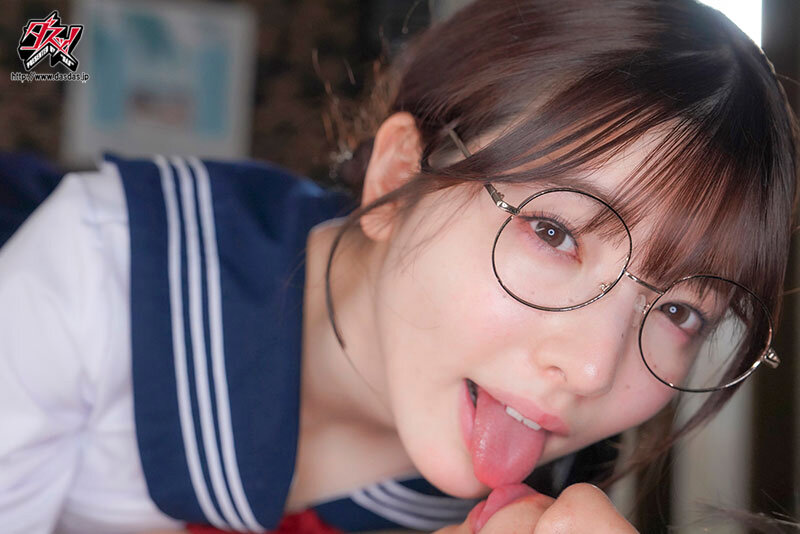 地味そばかす丸眼鏡巨乳の幼なじみに「私にエッチなこと教えてくれる?」と囁かれ、理性をぶっ壊されて何度も中出しする極限チンイラ痴女POV。 彩月七緒 3枚目