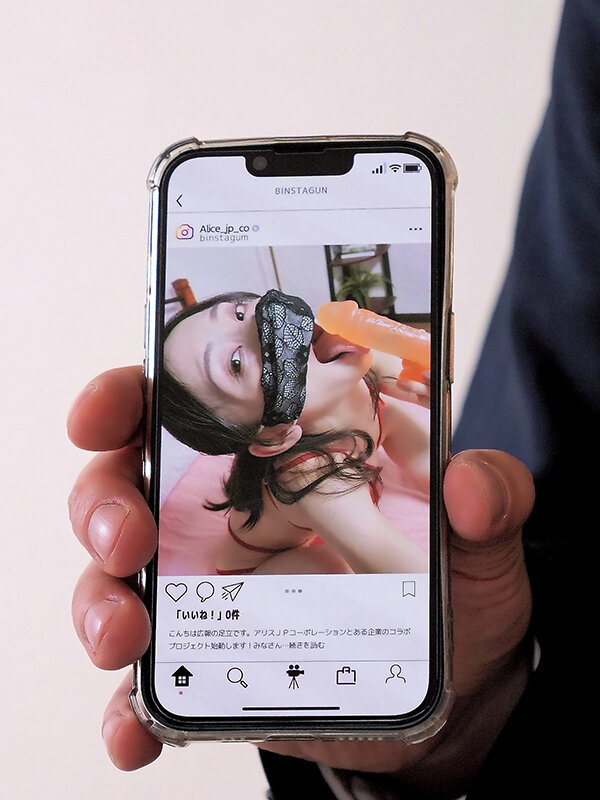 美人広報が裏垢と間違えて公式SNSに誤爆したエロ写メを秒でスクショした僕は口止めパコ狙いで近づいたけど想像を超える絶倫ビッチで何度イッてもやめてもらえずザーメンも男潮も搾り取られた 足立友梨 2枚目