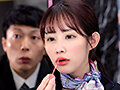 妻の付き添いで立ち寄った化粧品フロアの美容部員が肉厚ぽってり唇にソソる目つきの顔面性器で一生一度の浮気チャンス 妻の目を盗んでは交わす濃厚接吻と吸い犯しキスマーキングにもう戻れず合体ベロキスフルパコ中出し不倫 二羽紗愛 - 2