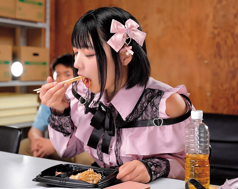 サンプル-「ち○ちん舐めるからご飯ちょうだい？」コンビニ深夜バイトで廃棄弁当目当てのちんしゃぶ地雷系女子に懐かれた僕がねっちょりジュボジュボ口淫で情けなく何度もザーメンお漏らしフェラ沼堕ちした3日間 虹村ゆみ
