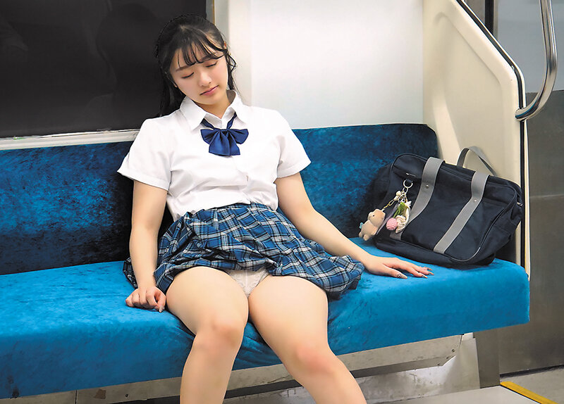 最終電車でいつも乗り合わせる女子校生の無防備なフリしたパンチラ見せつけ誘惑にまんまと引っかかった僕は2人きりの車内で淫音ぬちゅんぱちゅん鳴らし終着駅までハメ狂った 花守夏歩 画像1