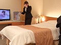 一般男女モニタリングAV 職場の同僚ドッキリ企画 出張先のビジネスホテルで憧れの女先輩と後輩男子が2人っきりでまさかまさかの相部屋宿泊！次々と巻き起こるエッチなハプニングで急接近した同じ職場の男女が会社に内緒の生ハメセックス！翌日の仕事も忘れ没頭のけぞり…2 サンプル画像4