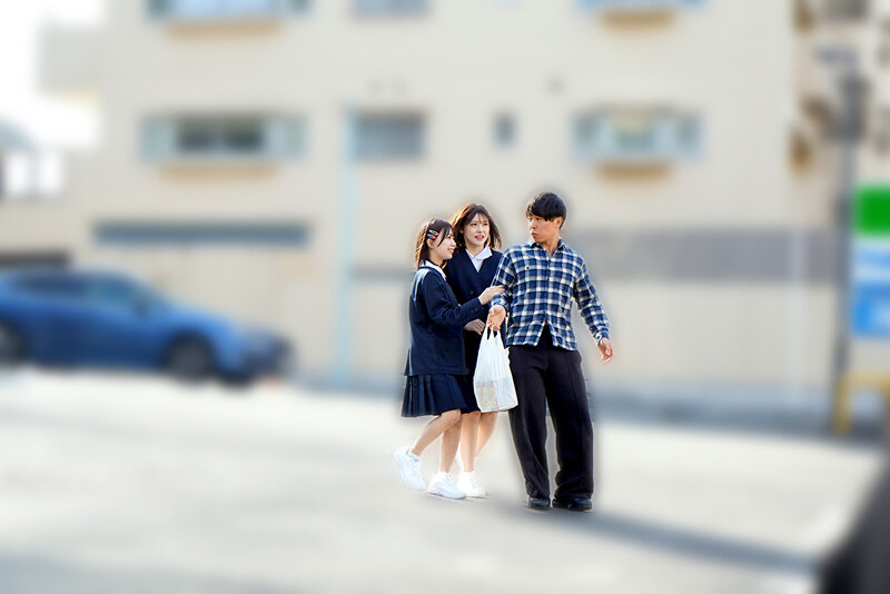 【FANZA限定】ロリびっちなヲタ活女子はコンビニでキャラくじを大人買いする見知らぬおじさん達を無毛ぷにマ●コでもてあそんで景品を巻き上げる恐喝（カツアゲ）痴女っ子 皆瀬あかり 日向由奈 日向由奈さんのチェキ付き サンプル画像 3