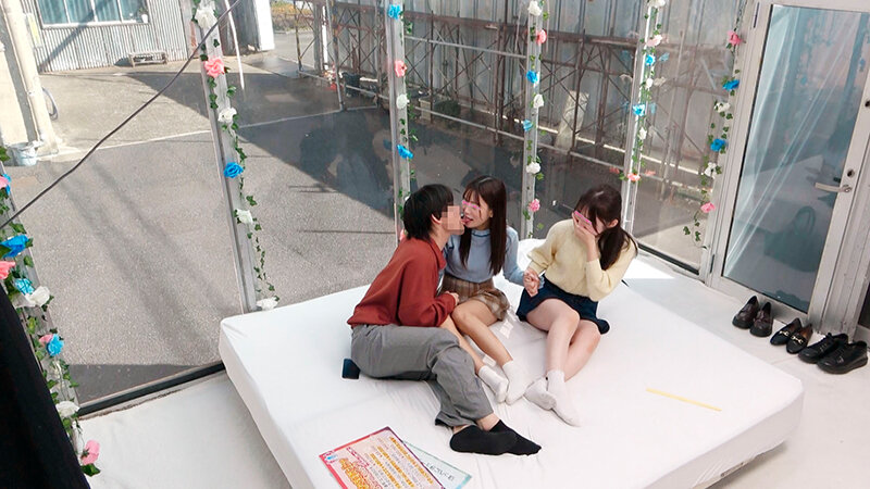 顔出しMM号 女子大生限定 ザ・マジックミラー 徹底検証!男女の友情は成立する!?友達関係のリアル素人大学生3人が日本一エロ~い車の中で初めての逆3P体験!女友達とのハーレムSEXでW生中出しスペシャル! 画像2
