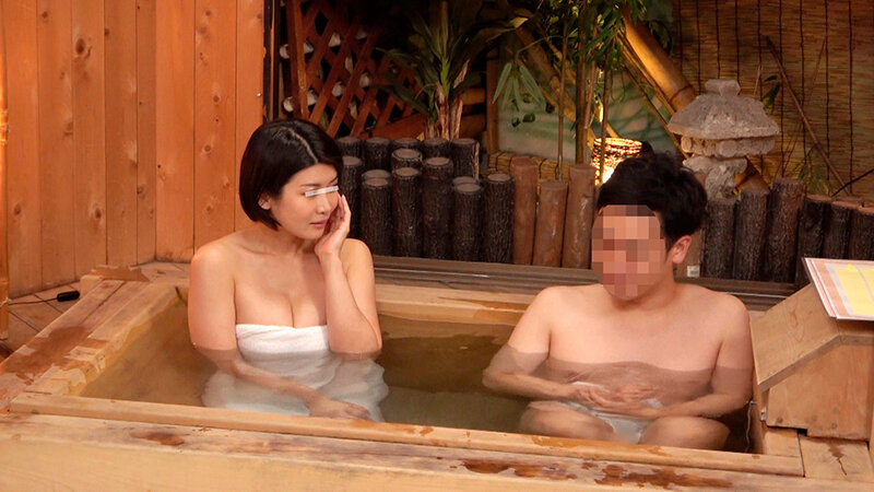 一般男女モニタリングAV 家族旅行中にW不倫しちゃった男女のその後まで追跡スペシャル 巨乳妻が初対面のデカチン既婚男性とタオル一枚で相席混浴！スケベ本性剥き出しの連続射精セックス！！…が忘れられない男女がお互いのパートナーの目を盗んで何度も繰り返す中出し密会… 画像2