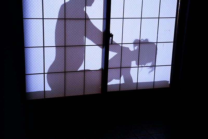 美人義母の障子越しシルエットSEXを毎日覗いていることに気づかれて…父が出張中、童貞の僕を寝室に連れ込み何度も中出しさせてくれた義母との秘密の家庭内NTR 望月りんね サンプル