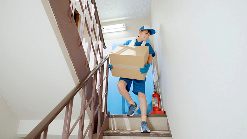 引越屋NTR ガテン系筋肉男だけの職場にただ一人の新婚アラフォー妻、若い絶倫チ○ポとの汗だくSEXにハマり肉オナホに堕ちる 本田瞳 サンプル