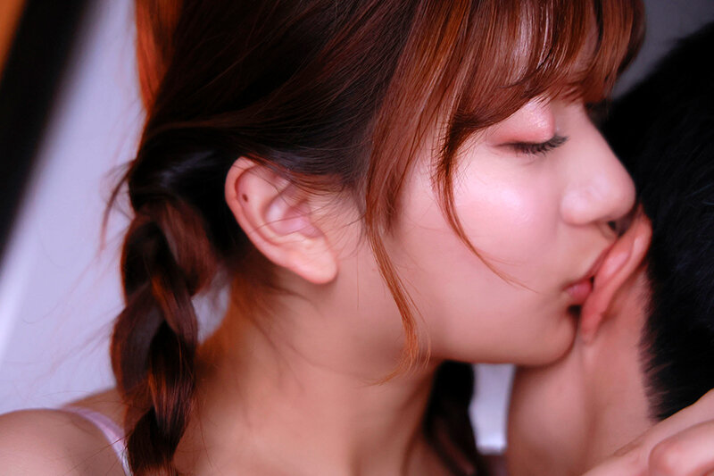 彼女にバレないように至近距離の耳元囁きで誘惑してくる女友達とこっそり密着逆NTR 北岡果林 画像4