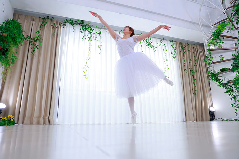 旦那が抱いてくれない…今が女ざかりの人妻バレリーナ 香織さん 32歳 AV DEBUT 久しぶりの中出し軟体セックスで本気の連続イキ 画像2