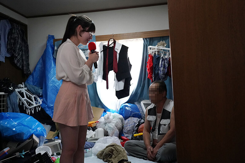 一般男女モニタリングAV アナウンサーを目指す女子大生が近隣住民を悩ませるゴミ屋敷リポートに挑戦！取材中に10年以上SEXしていない性欲満タンおじさんが暴走して異臭漂う汚チ○ポ即ハメ！溜め込んだザーメンを全て注ぎ込むまで終わらない粘着ピストンで抜かずの連続中出… サンプル