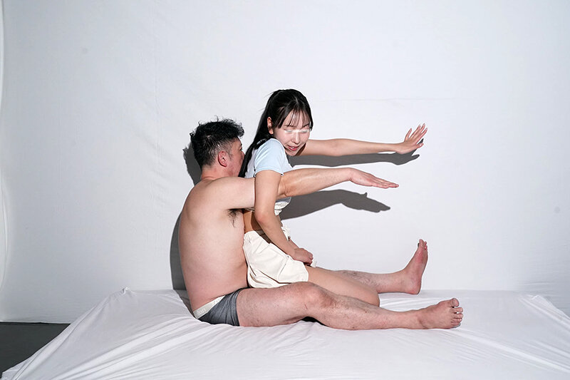 一般男女モニタリングAV ラブラブカップル限定 影絵に挑戦！ドキドキ寝取られシルエットクイズ！5 布越しに彼氏に見られているのに女子大生がデカチンSEXで生中出し！ サンプル