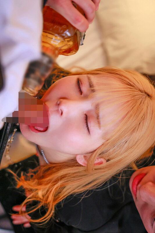 金髪喪服ギャル。6年ぶりに再会した部活仲間に記憶が無くなるまで酔わされ集団中出し乱交で弄ばれた元野球部マネージャー めぐり24歳 ギャル・素人 ★0 シーン7