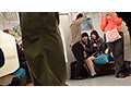 一般男女モニタリングAV 仲良し女子○校生限定 ドキドキ逆痴●チャレンジ！他の乗客にバレないように隠れてパンティ見せ・ベロキス・手コキ・フェラ！過激なミッションでエスカレートしたJ○たちはそのまま電車内でこっそりセックス！逆3P生中出しスペシャル！ サンプル画像6