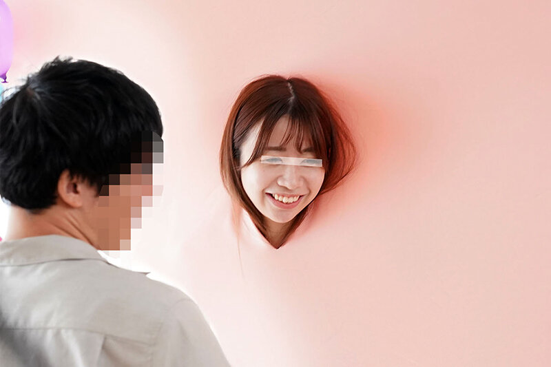 一般男女モニタリングAV 顔は旦那/カラダはNTR!何も知らない夫の目の前で壁穴から顔だけ出した人妻がバレないようにデカチンSEXで連続中出し! 画像4