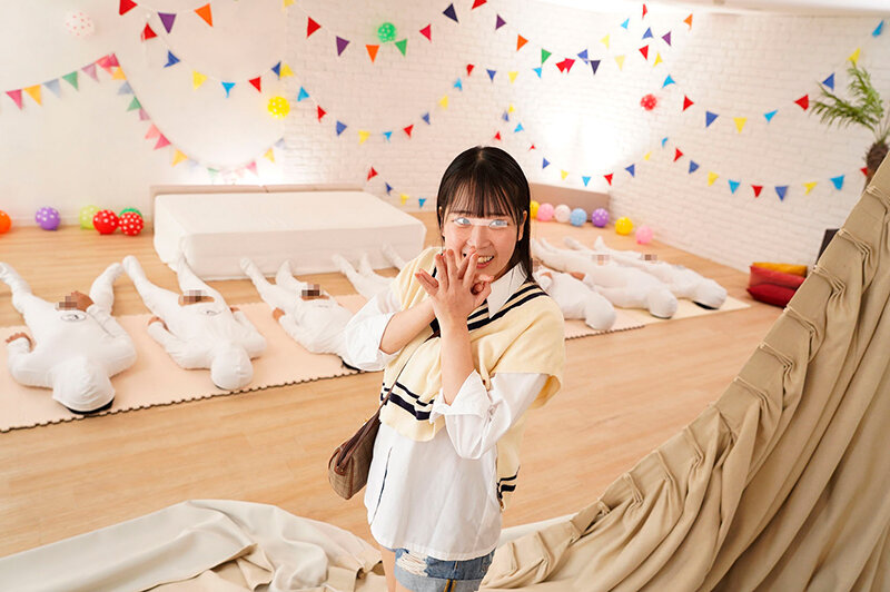 一般男女モニタリングAV 巨乳女子大生限定!目隠し素股でズラ〜ッと並んだチ○ポ10本の中から大好きな彼氏のチ○ポ当ててみて!ハズレたらいきなりデカチン即ハメ!形・大きさの異なるフル勃起チ○ポとクリトリスが擦れ合う気持ちよさに我慢できず濡れ出した彼女オマ○コは… 画像2