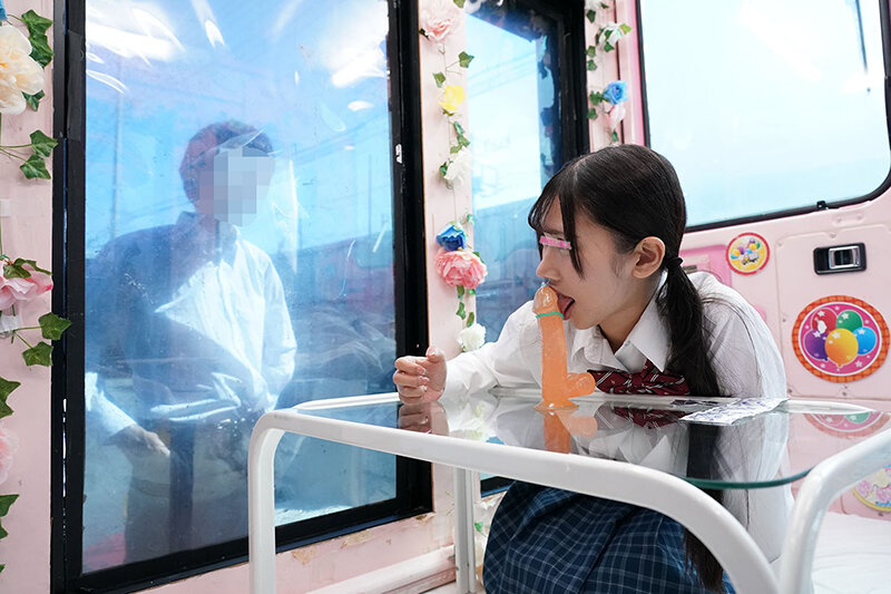 一般男女モニタリングAV×マジックミラー便コラボ企画 彼氏の目の前で路上NTR!女子○校生が初めての「お口だけでコンドーム装着」に挑戦!ノーハンドでデカチンを咥えたうぶなオマ○コは恥じらいながらもびしょ濡れ!彼氏の目の前で寝取って最後はゴムを外して生中出し! 画像2