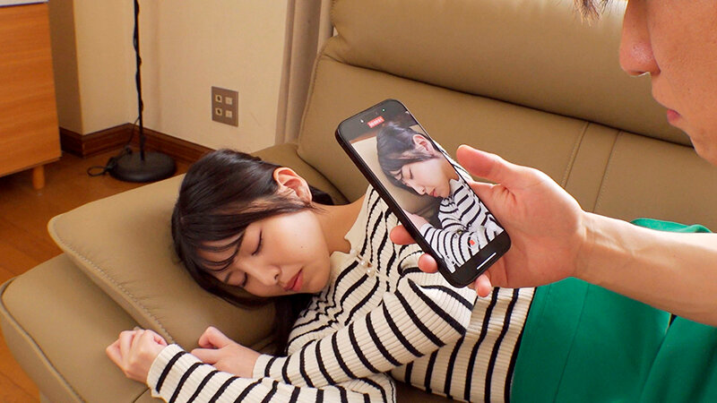 【FANZA限定】《無意識寸止めサブリミナル》寝ている間の毎晩こっそり先っぽ1cm挿入で焦らし快感を潜在意識に刷り込まれた美人義母、膣奥イキを求めて子宮直撃ピストンを懇願する発情メスになる。倉木しおり パンティとブロマイド付き 画像3