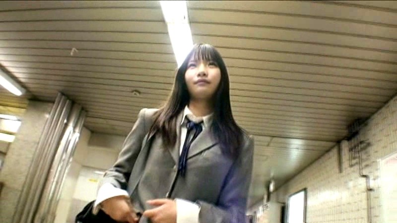 駅のトイレで声を我慢しながら本気でオナニーする女子校生 - Image 7