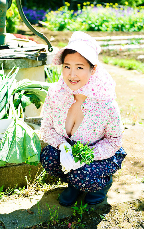 田舎に住んでる豊満お母さん 8時間 ジャケット写真