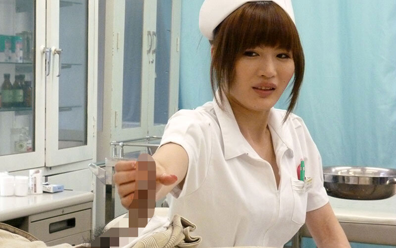 病院でナースのムチムチおばさんに勃起チ○ポを露出したら…4時間 10枚目