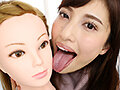 マネキンをベロでしゃぶりつくす美女