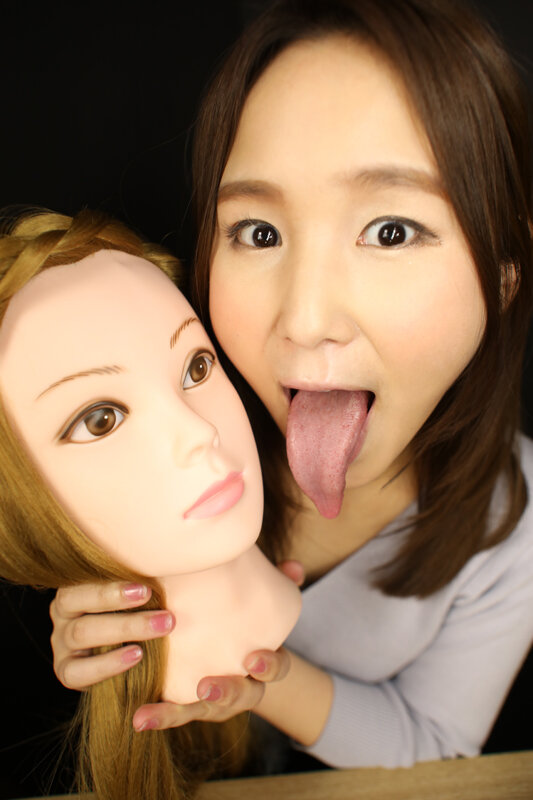 マネキンをベロでしゃぶりつくす美女 画像4
