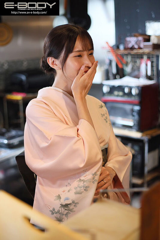 お客様には決して見せない、着物で隠れた純白Gカップと淫らな人妻セックス 料亭の美人女将 佐野秋帆（28）AVデビュー