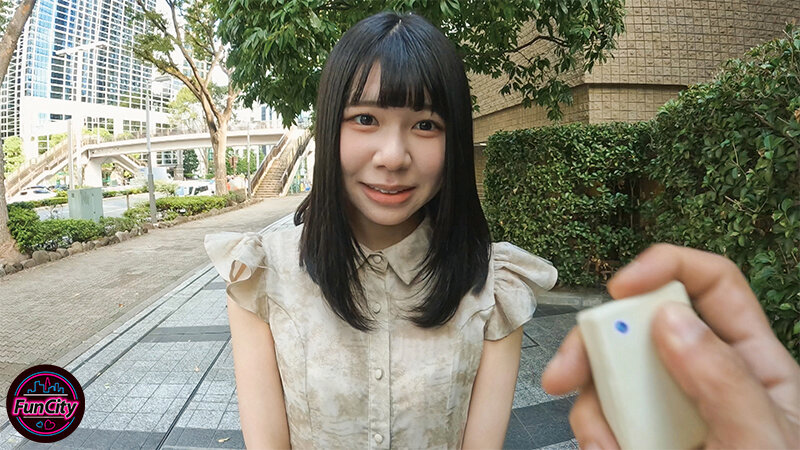 恥ずかしい露出デートでアヘ潮ダダ漏れしちゃった敏感ロリっ娘 りょうちゃん19歳 - Image 2