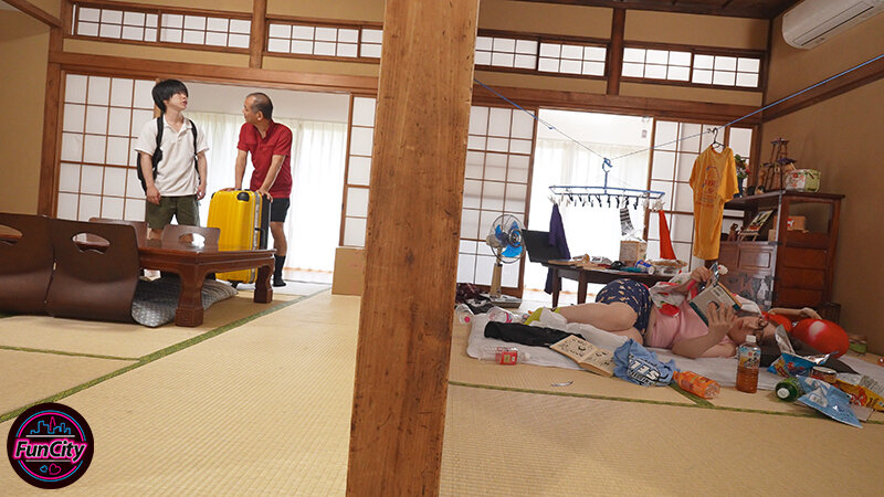 合算10発抜き!!親の再婚でできた義姉は喪女 だらしないのにエロすぎた無防備巨乳な姉に杭打ち中出しされた僕…ちなみん 画像2