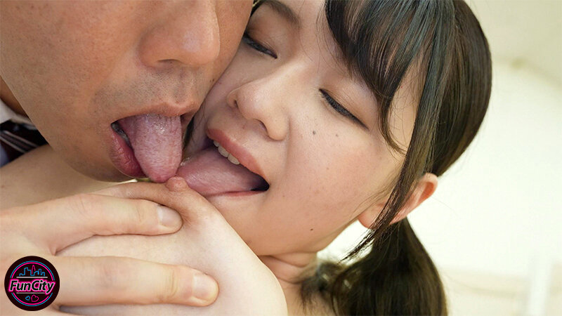 クラスでは真面目な地味っ娘はバレたらヤバい状況で焦る男にIcup隠れ巨乳で挑発する小悪魔J系だった!密着囁き淫語で誘惑されて…小坂ひまり 画像14
