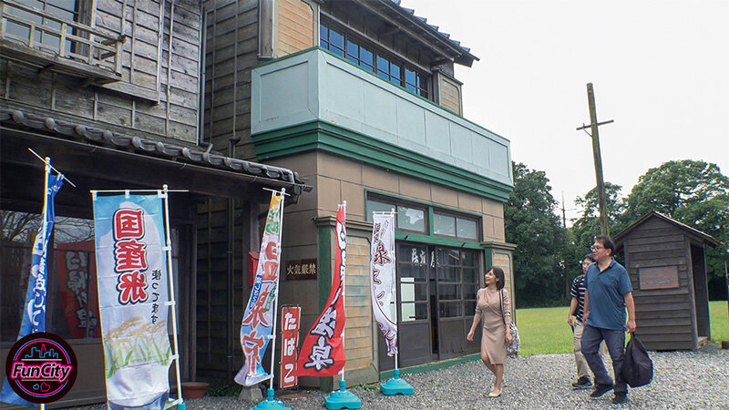 【FANZA限定】筆おろし温泉ソープ 親父が再婚して― Hカップ巨乳の義母さんができた。家族旅行で僕が童貞だとわかると淫乱な義母さんに狙われて…逢見リカ チェキ付き 画像1